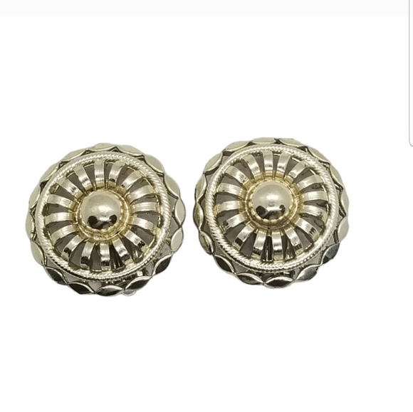 CORO VINTAGE 1950S GOLDTONE ORNATE BUTTON STYLE CLIP ON EARRINGS - Picture 4 of 7